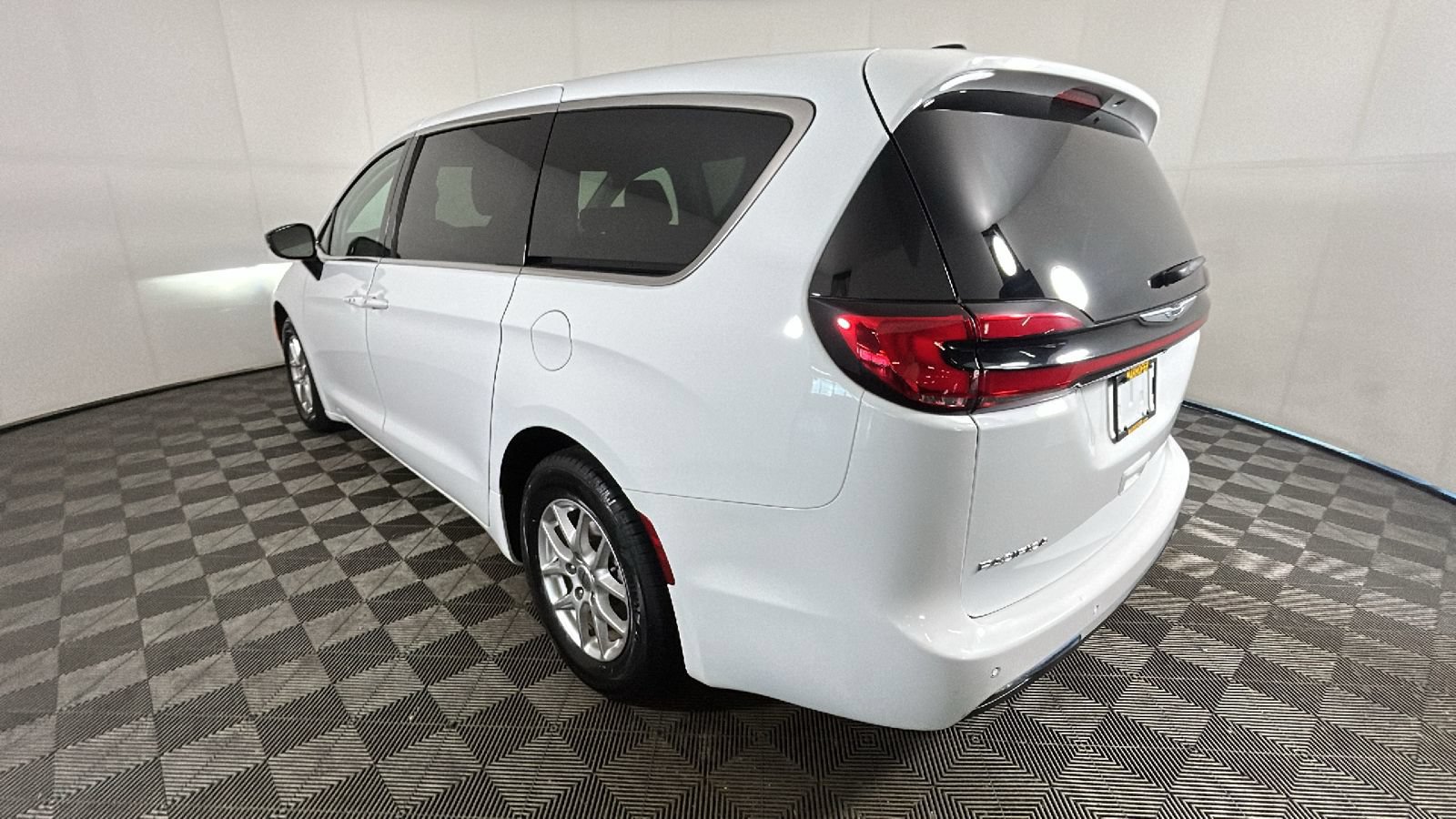 Used 2024 Chrysler Pacifica Touring-L FWD image 5