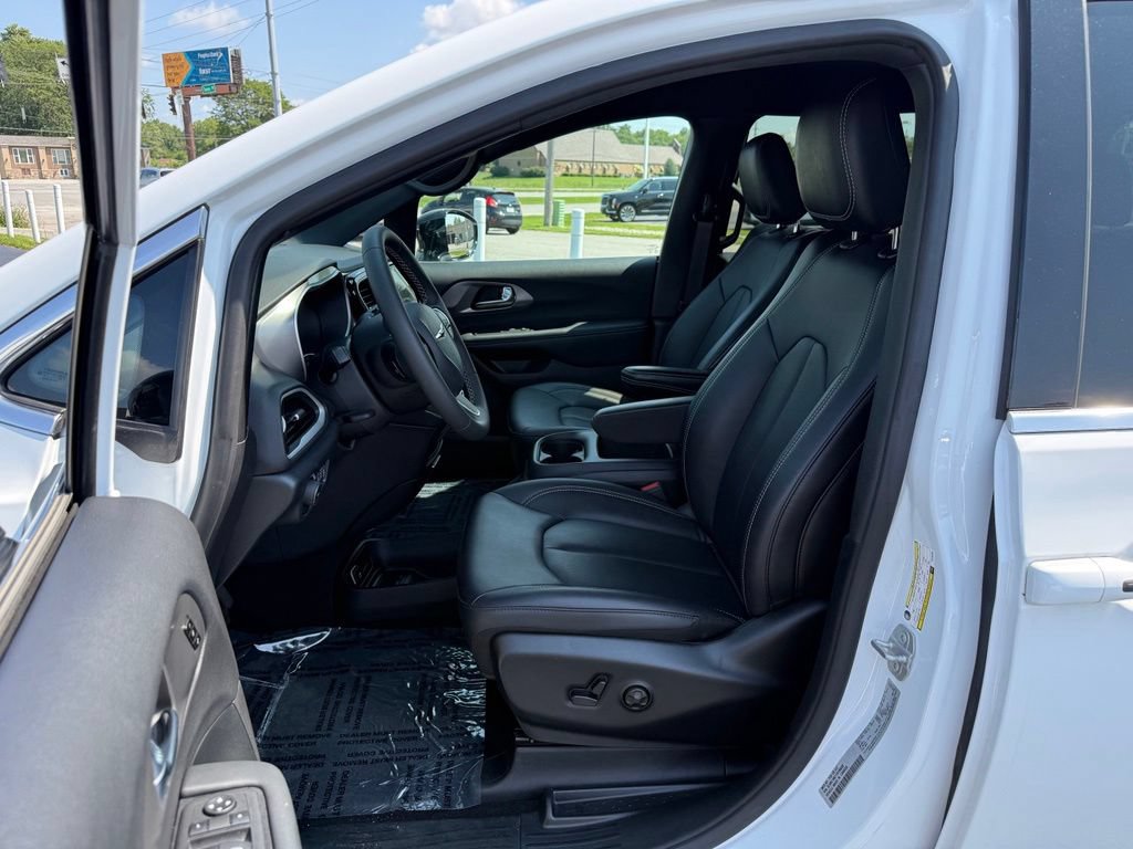 Used 2026 Chrysler Pacifica Select FWD image 13