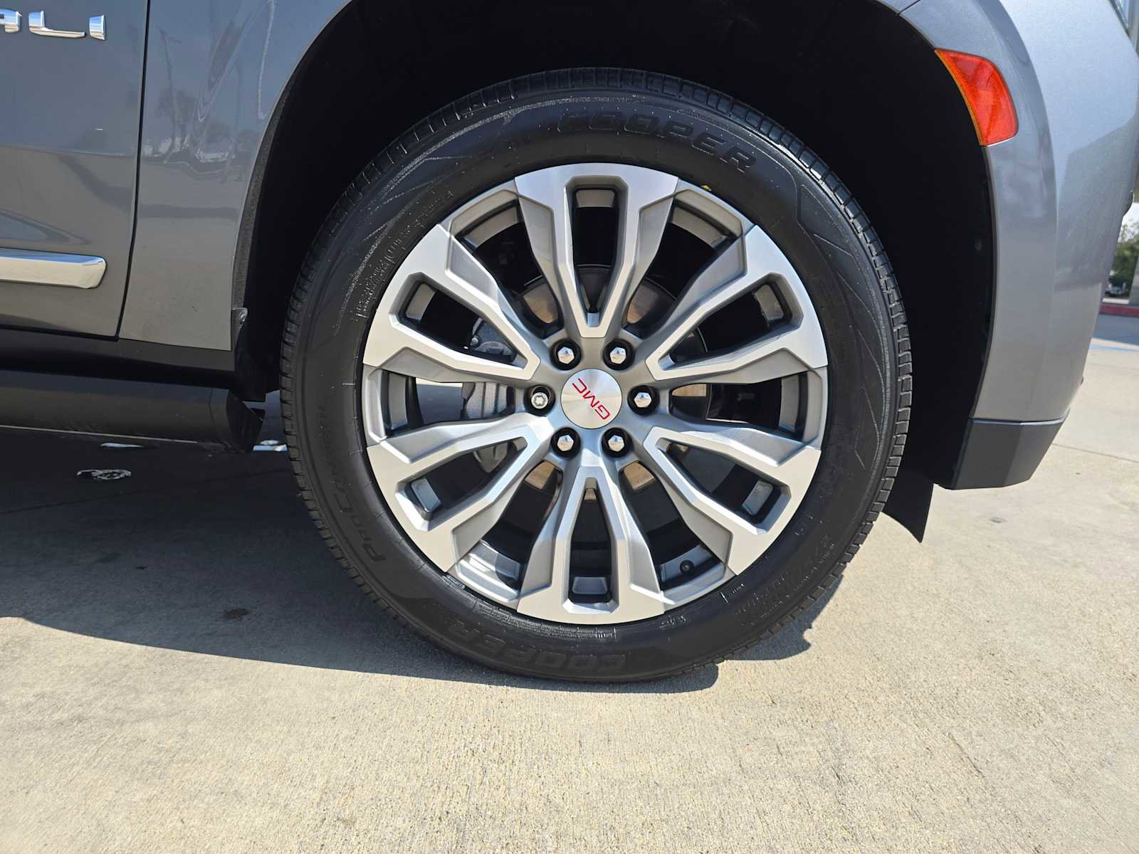 Used 2021 GMC Yukon Denali w/ Denali Premium Package AWD/4WD image 9
