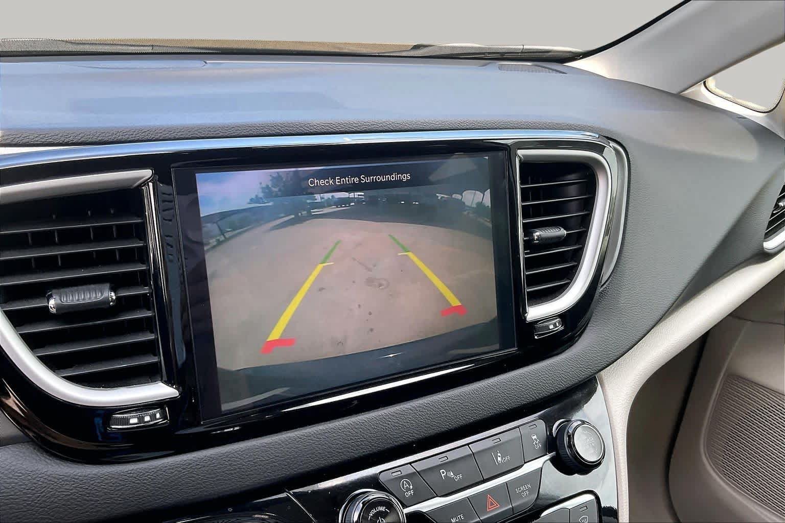 Certified 2024 Chrysler Pacifica Touring-L FWD image 26
