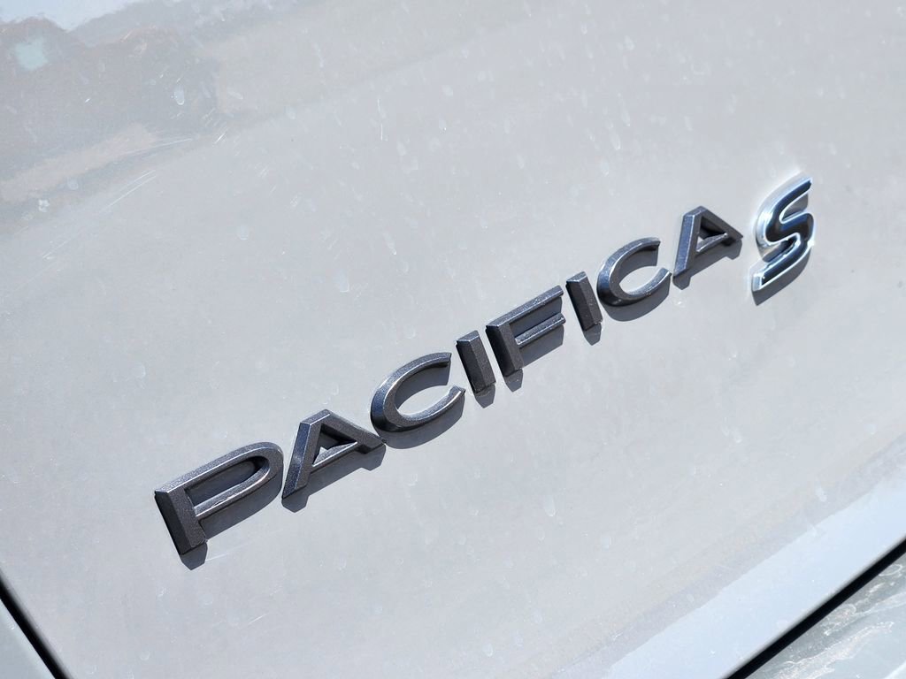 Used 2025 Chrysler Pacifica Limited image 12