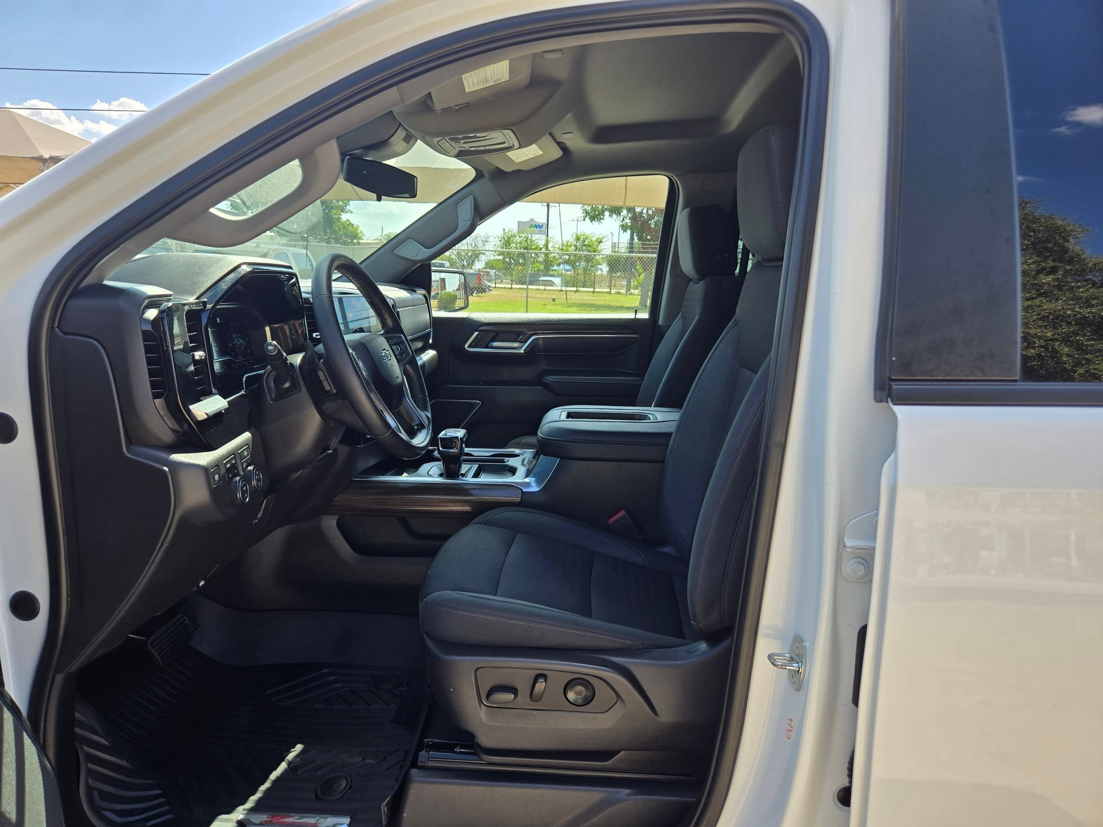 Used 2022 Chevrolet Silverado 1500 LT Trail Boss w/ Protection Package AWD/4WD image 9