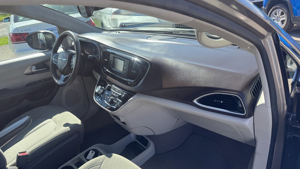 Used 2017 Chrysler Pacifica LX FWD image 27