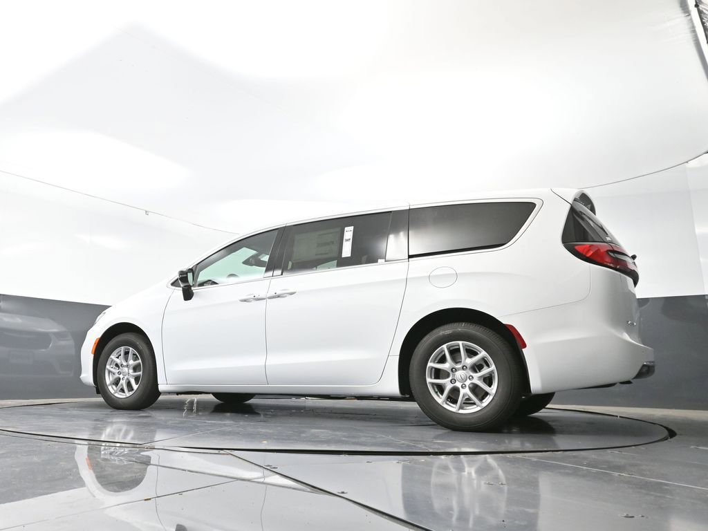 New 2026 Chrysler Pacifica Select image 51