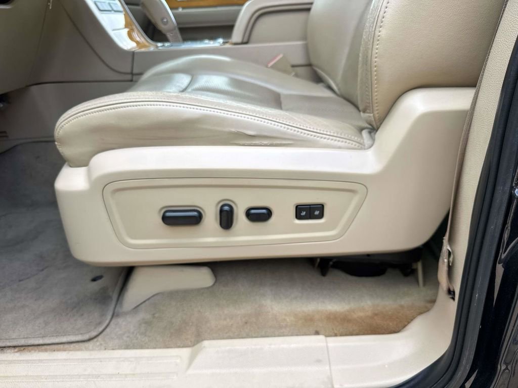 Used 2010 Lincoln Navigator 2WD image 17