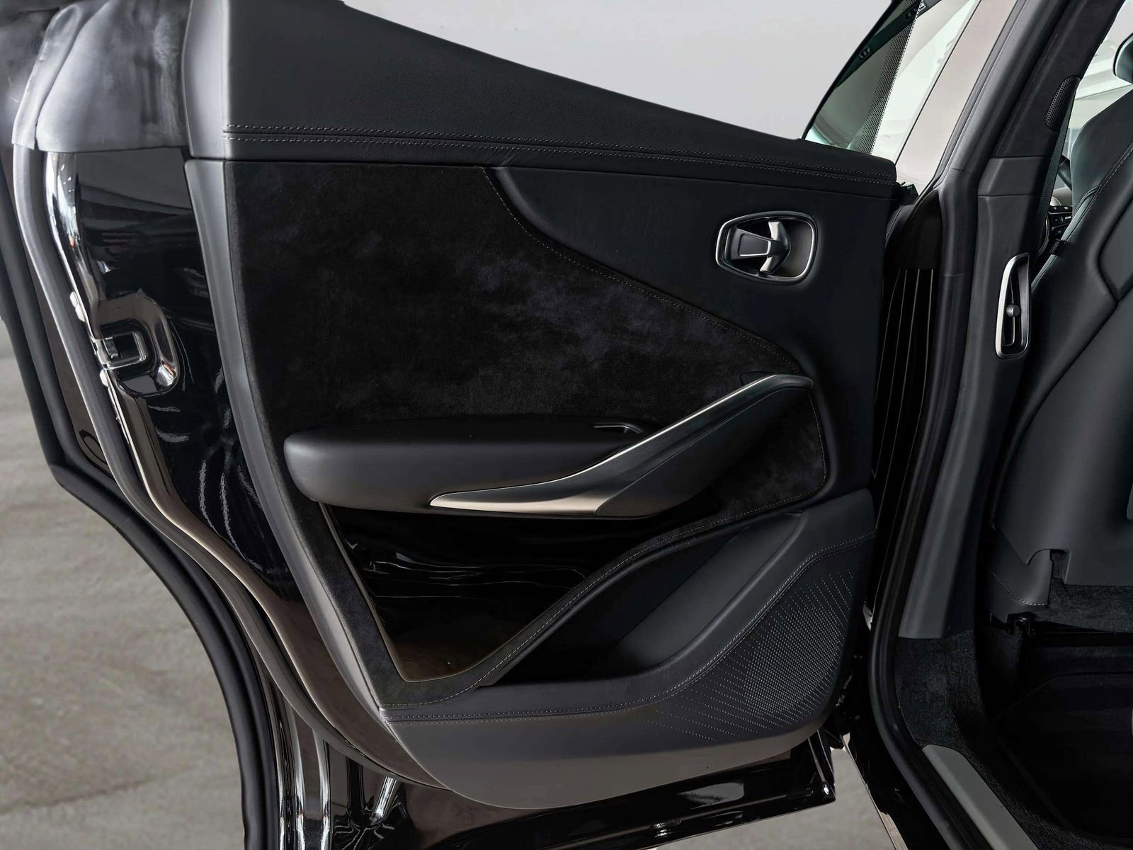 Used 2024 Aston Martin DBX image 37