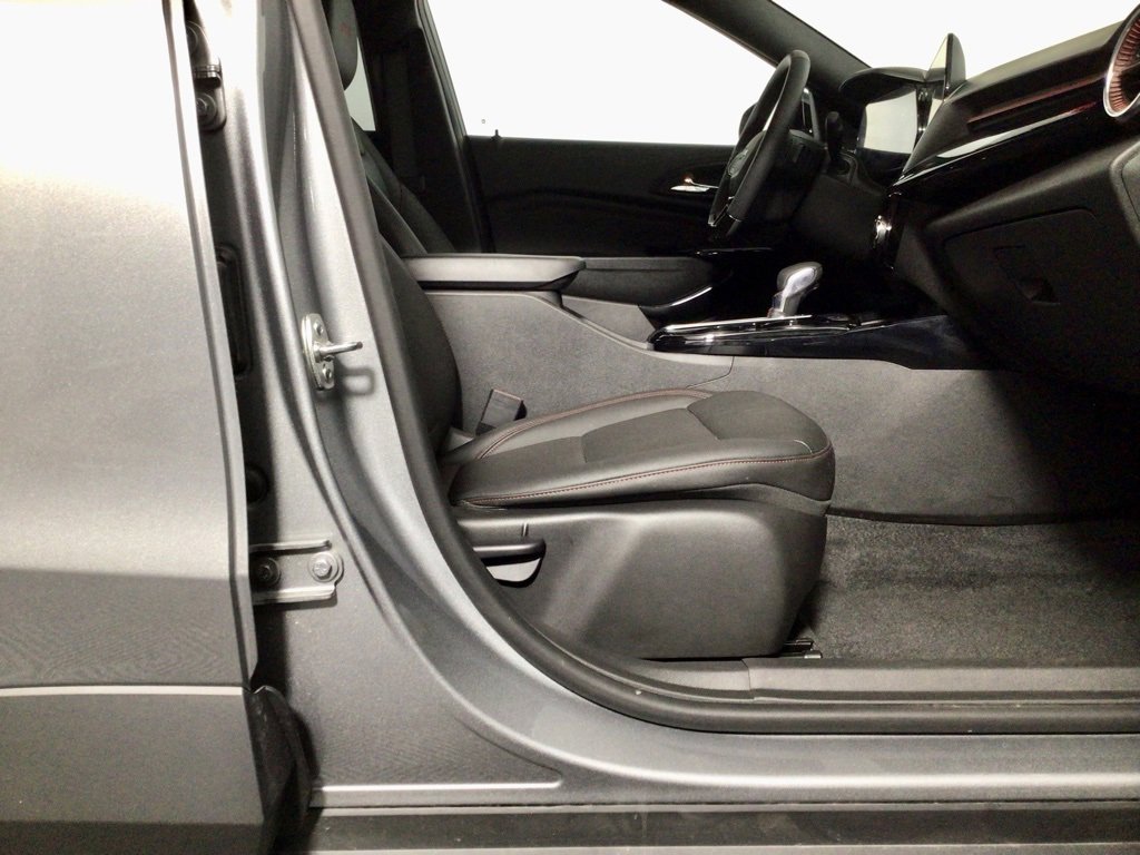 Used 2025 Chevrolet Trax RS image 34