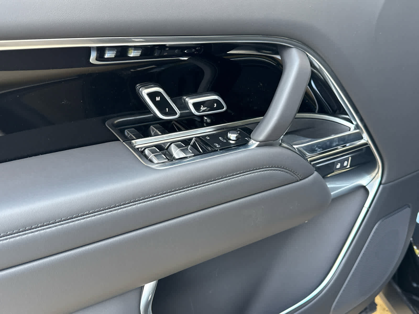 New 2025 Land Rover Range Rover SE image 15