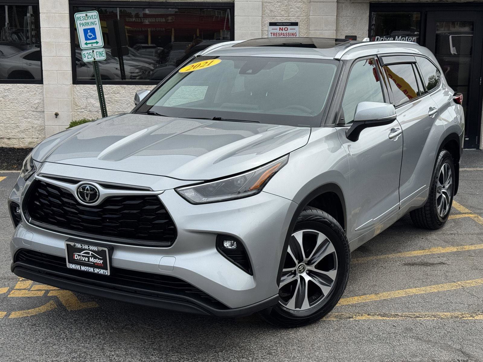Used 2021 Toyota Highlander XLE AWD/4WD image 4