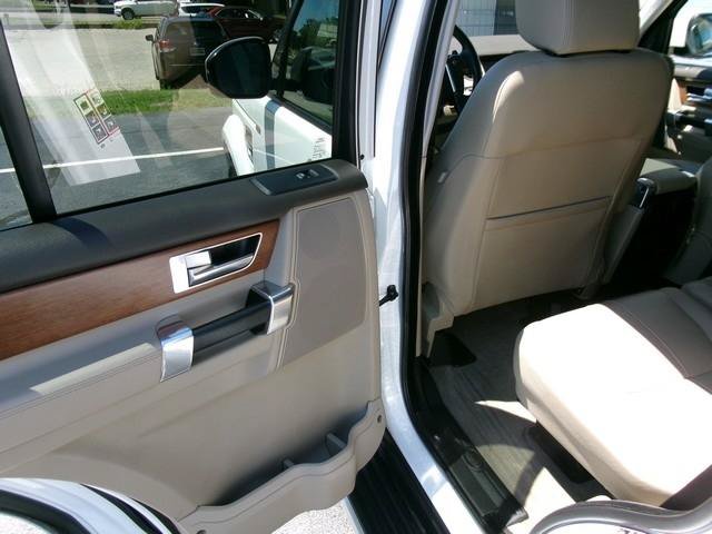 Used 2016 Land Rover LR4 HSE AWD/4WD image 18