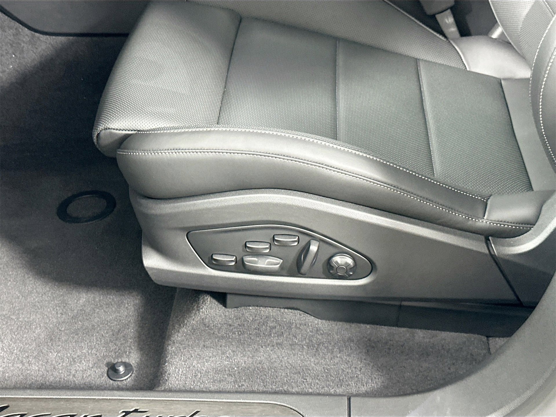 Certified 2025 Porsche Macan Turbo Electric image 34