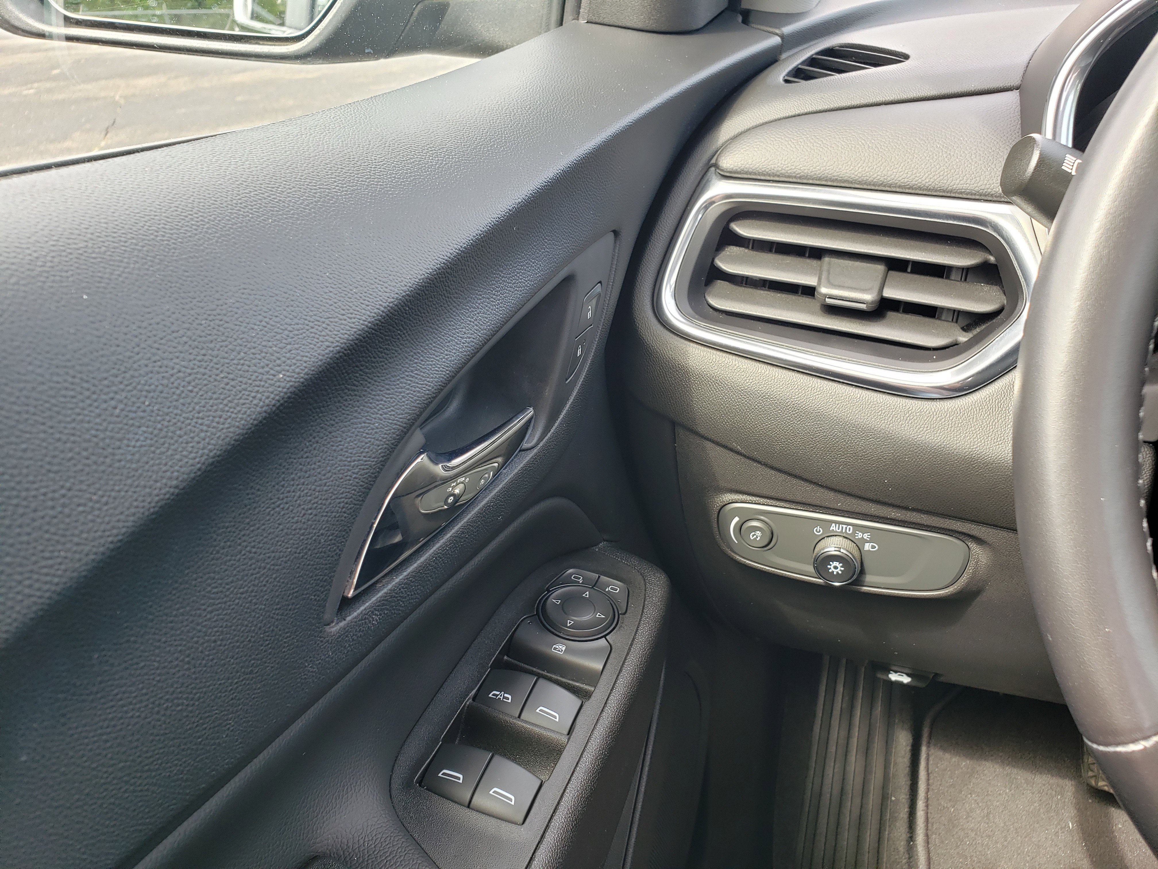 Used 2022 Chevrolet Equinox LT w/ Driver Convenience Package FWD image 14