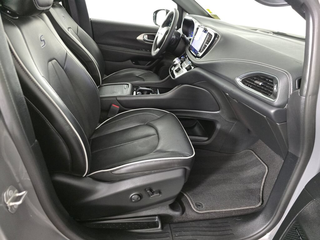 Used 2023 Chrysler Pacifica Limited w/ Uconnect Theater Family Group FWD image 45