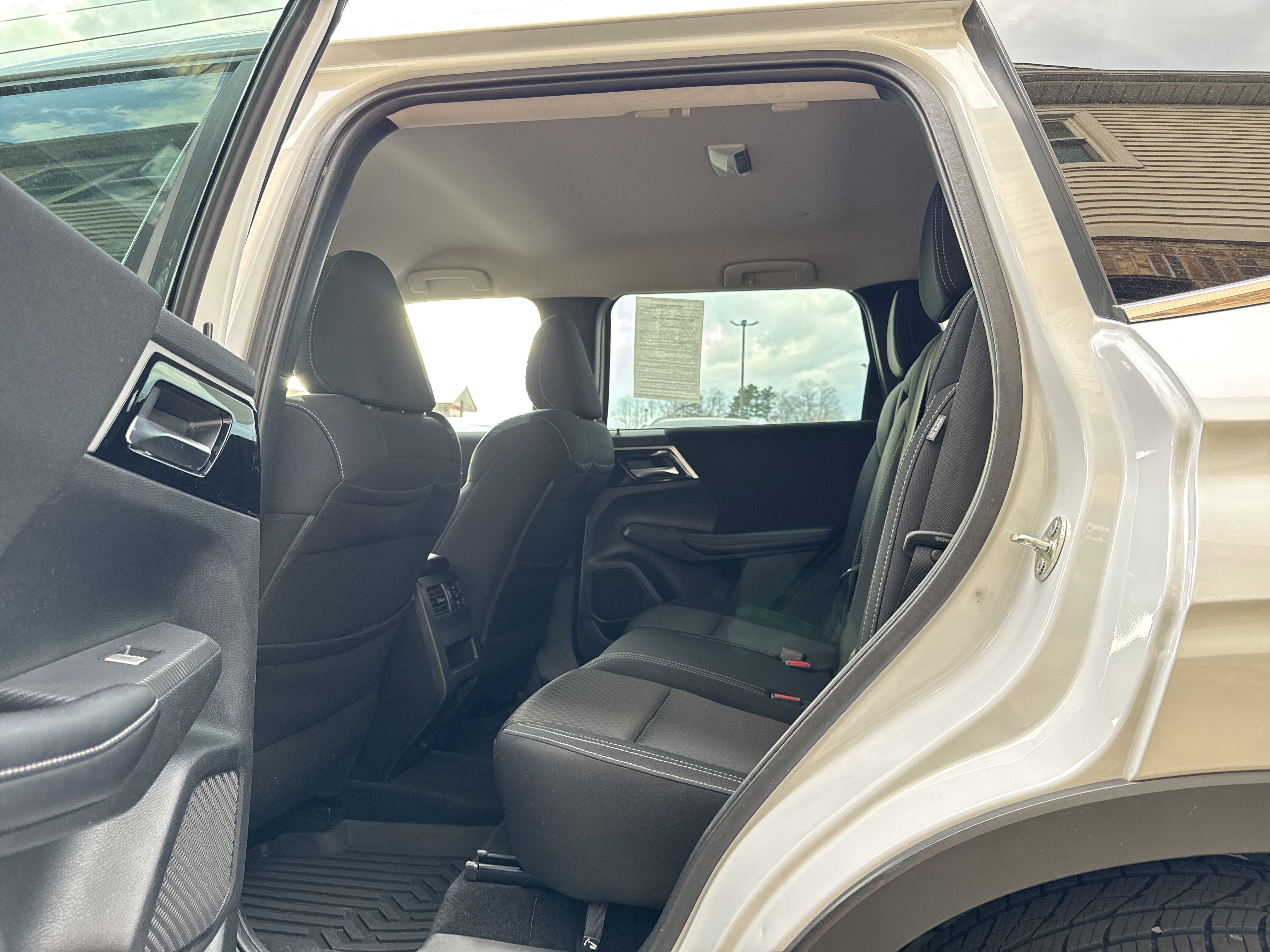 Used 2022 Mitsubishi Outlander ES image 12