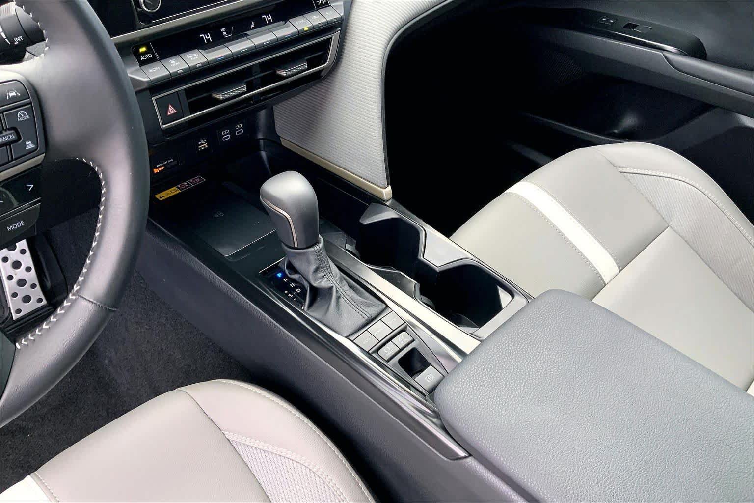 Used 2025 Toyota Camry SE FWD image 30