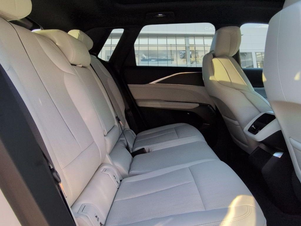 Certified 2024 Cadillac Lyriq Luxury AWD/4WD image 15