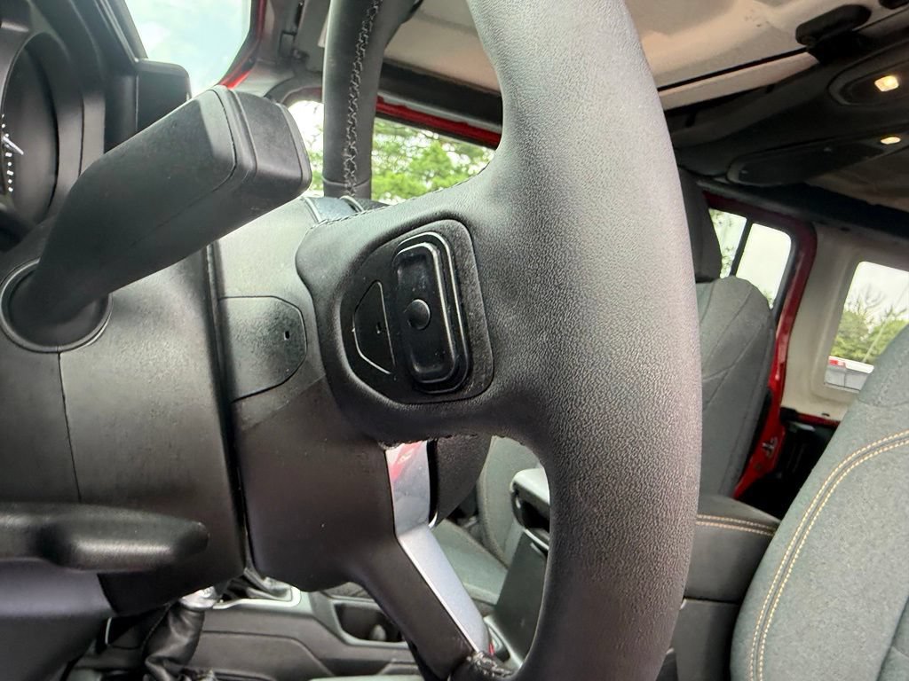 Used 2025 Jeep Wrangler Unlimited Sahara w/ Safety Group AWD/4WD image 17