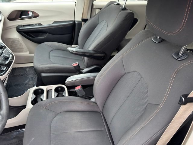 Used 2017 Chrysler Pacifica Touring FWD image 6