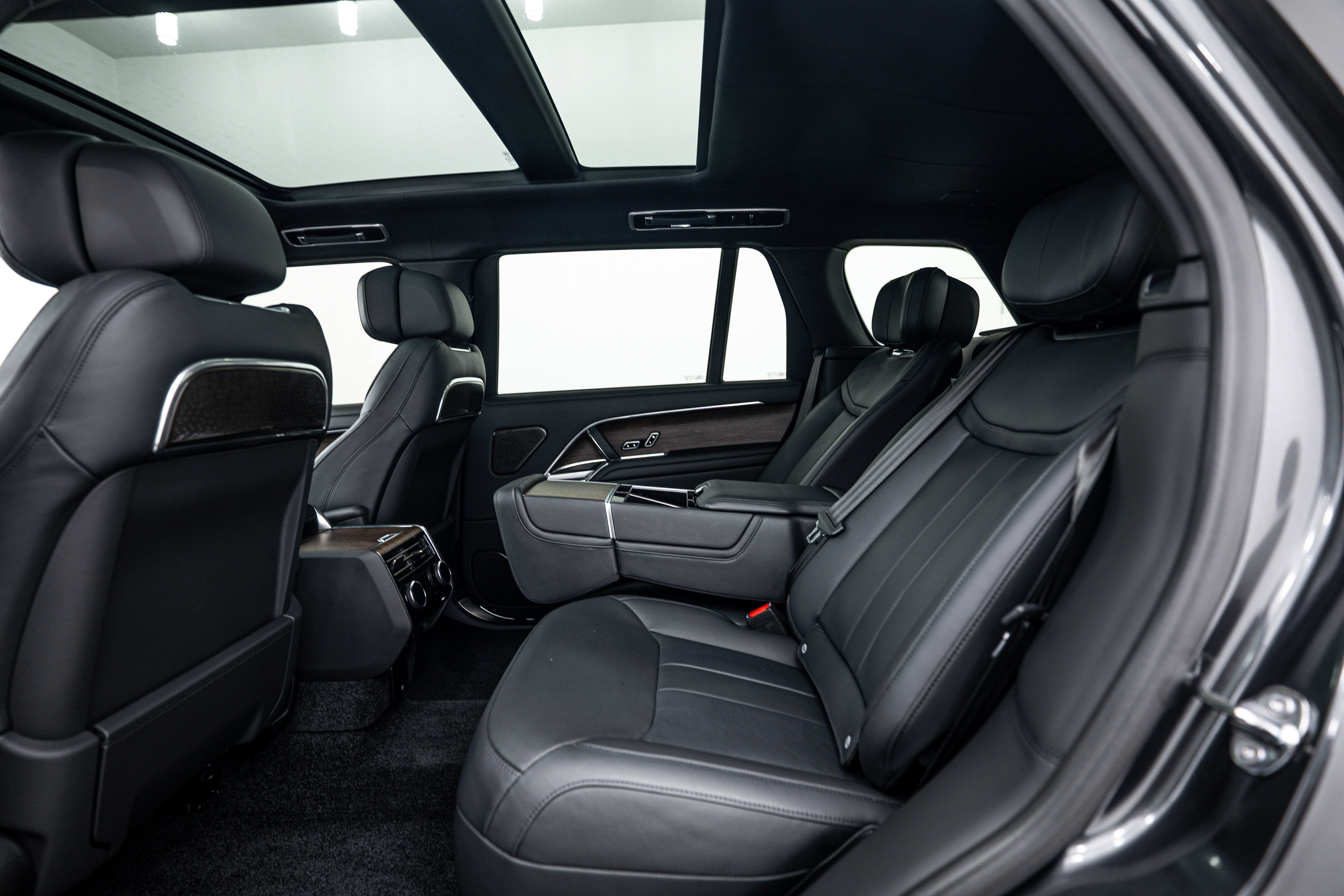 Used 2024 Land Rover Range Rover Long Wheelbase Autobiography image 21