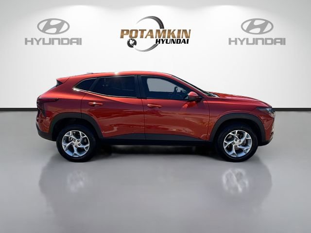 Used 2024 Chevrolet Trax LS w/ LS Convenience Package image 4