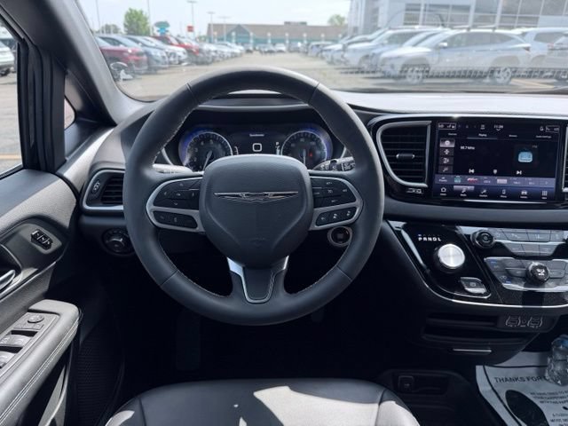 Used 2025 Chrysler Pacifica Select FWD image 35