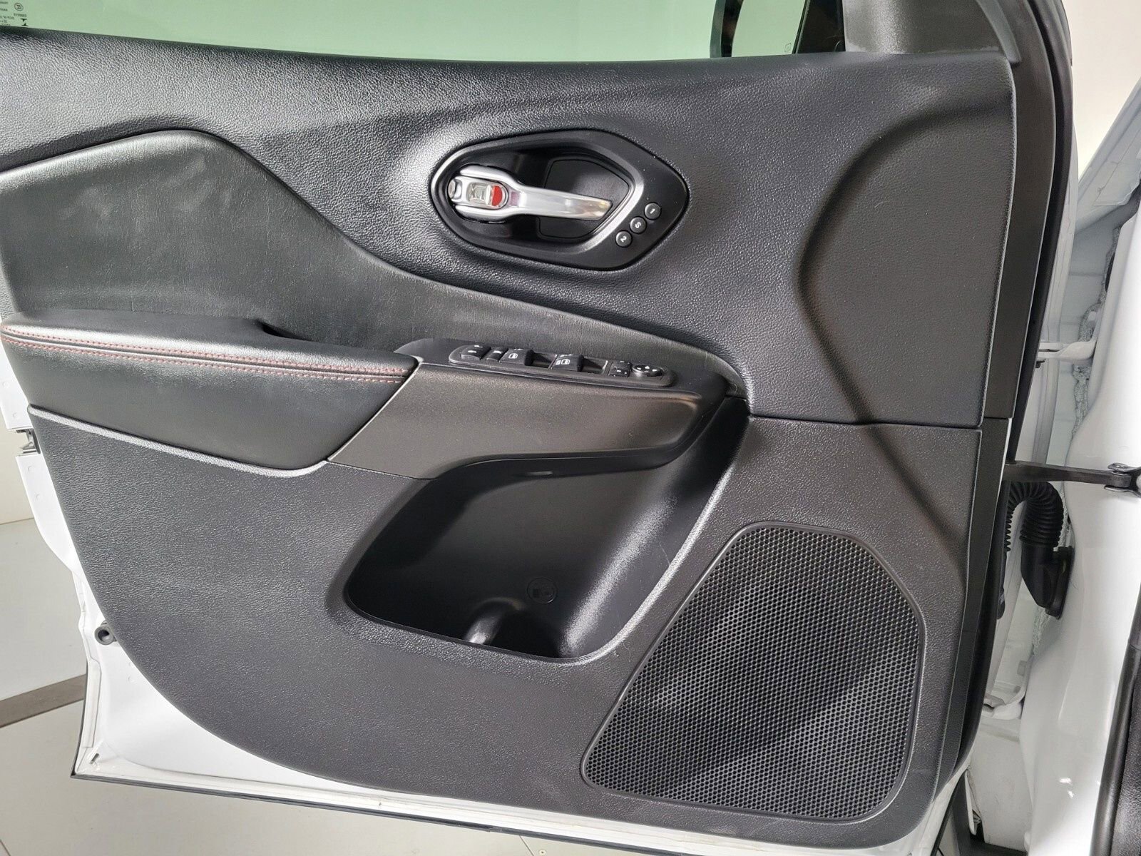 Used 2022 Jeep Cherokee Trailhawk w/ Sound & Nav Group image 32