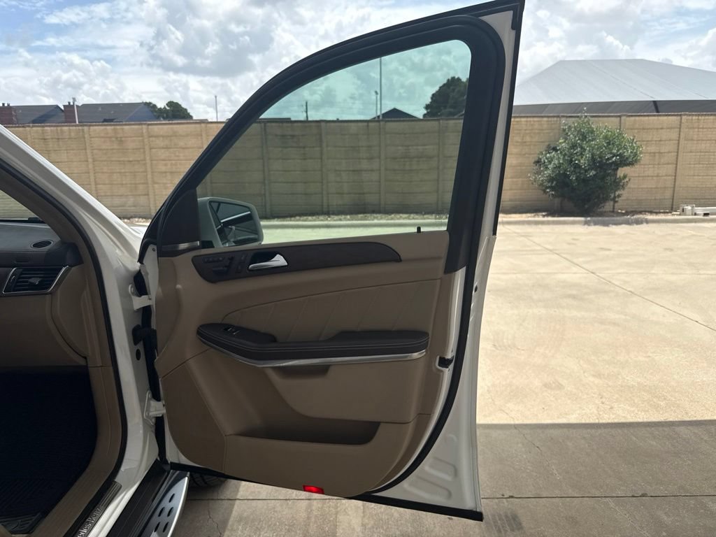 Used 2016 Mercedes-Benz GL 550 4MATIC image 16