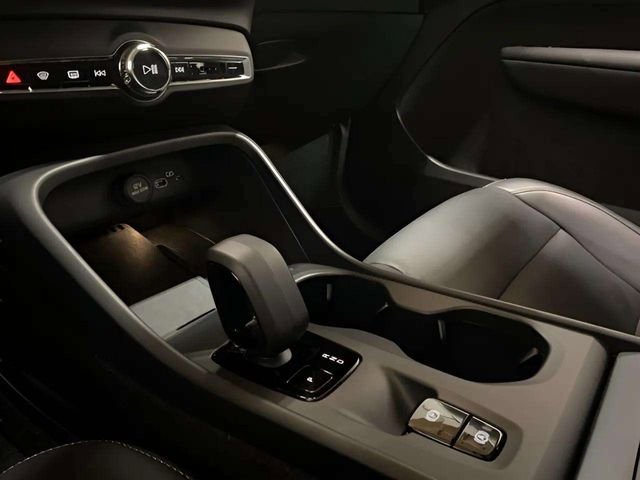 Used 2025 Volvo XC40 B5 Core image 19