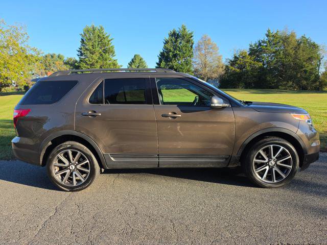 Used 2015 Ford Explorer XLT w/ Equipment Group 202A AWD/4WD image 5