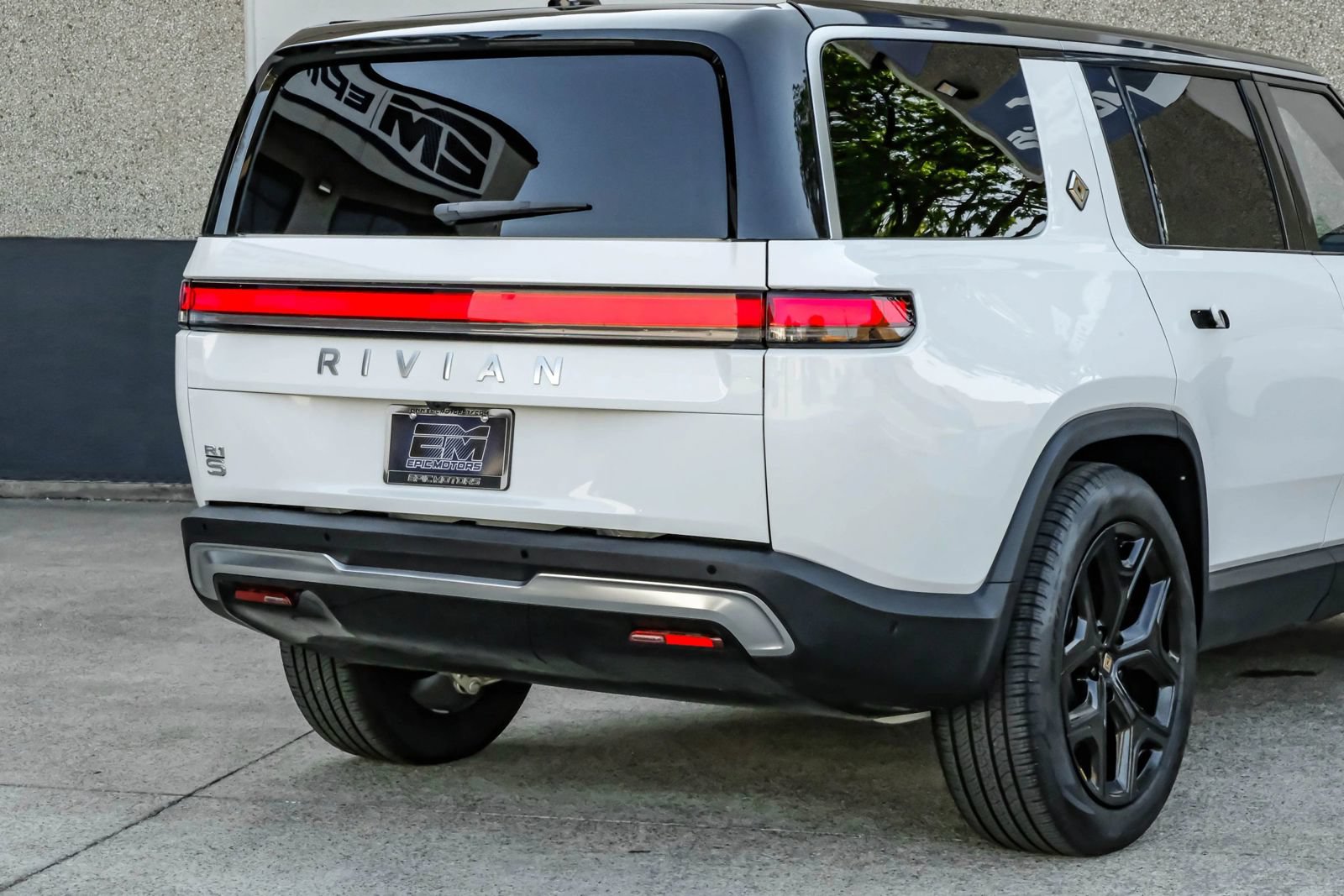 Used 2024 Rivian R1S Adventure AWD/4WD image 13
