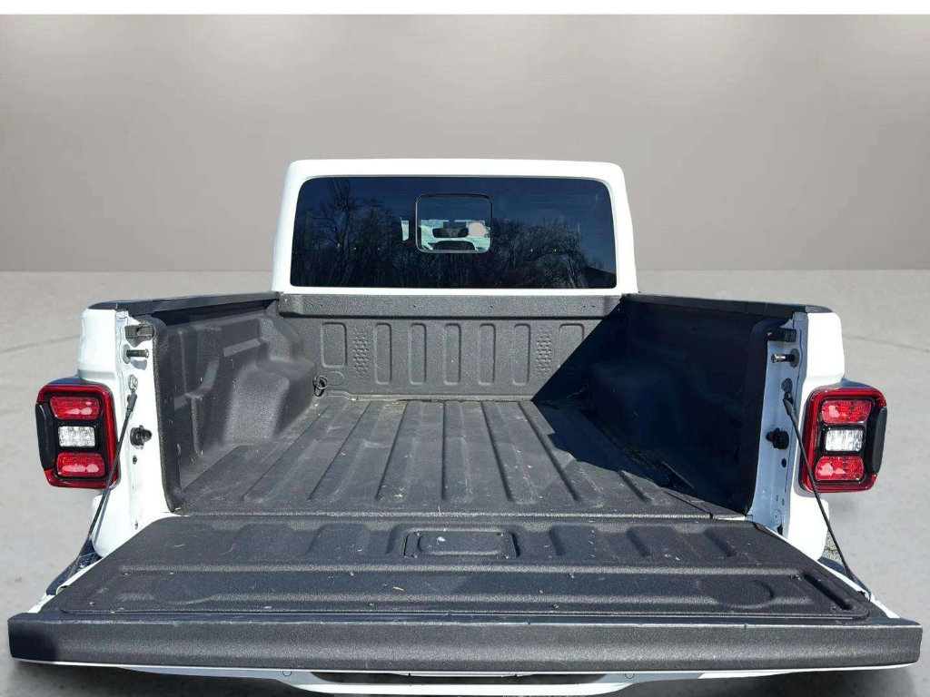 Used 2023 Jeep Gladiator Overland image 9
