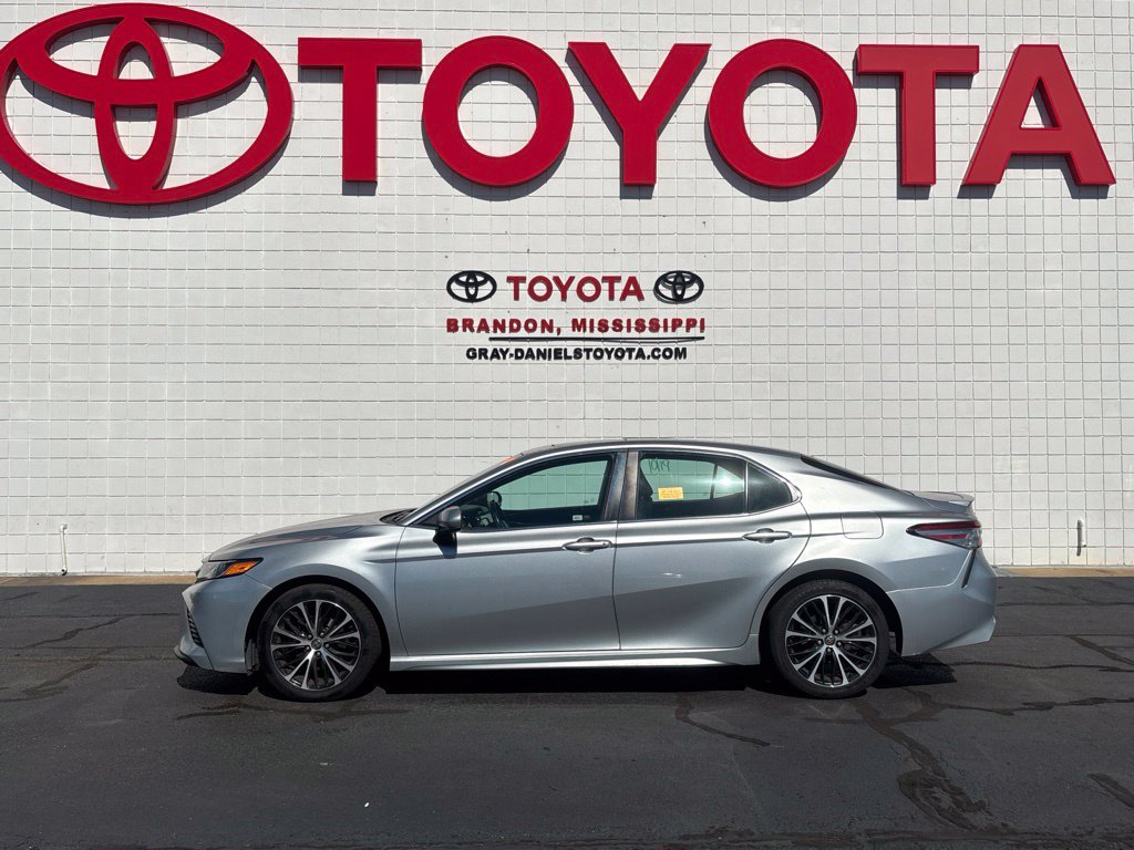 Used 2018 Toyota Camry SE w/ Moonroof Package FWD image 2