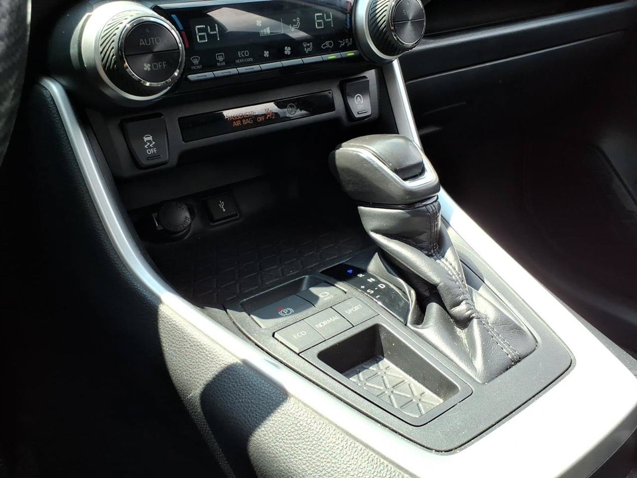 Used 2020 Toyota RAV4 XLE Premium w/ Carpet Mat Package FWD image 13