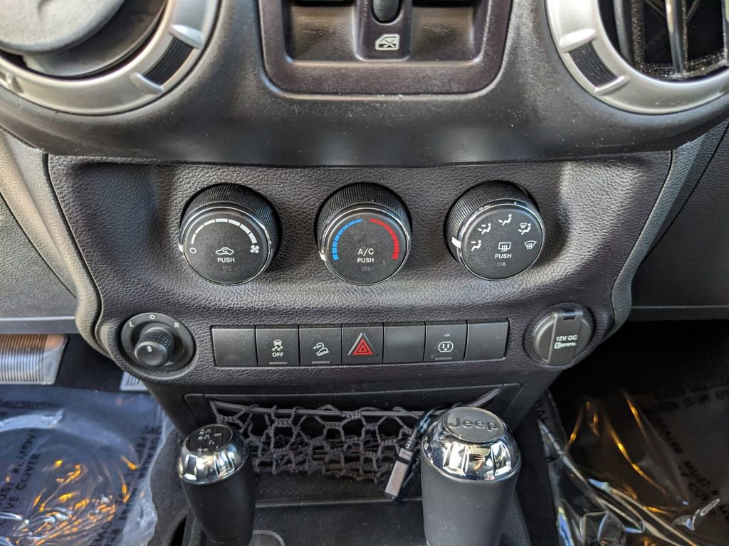 Used 2016 Jeep Wrangler Unlimited Rubicon w/ Connectivity Group AWD/4WD image 21