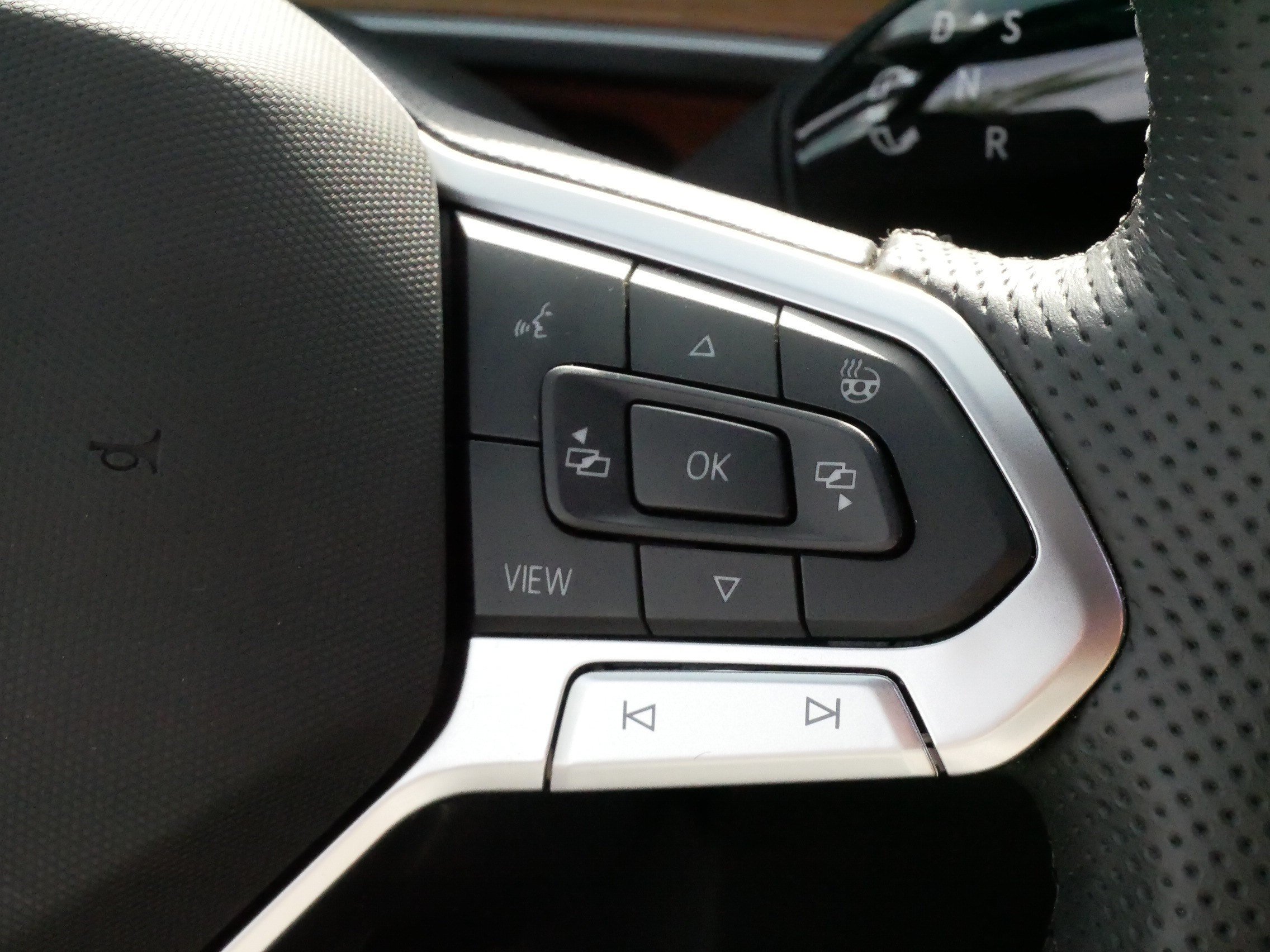 Certified 2025 Volkswagen Tiguan SEL R-Line AWD/4WD image 25