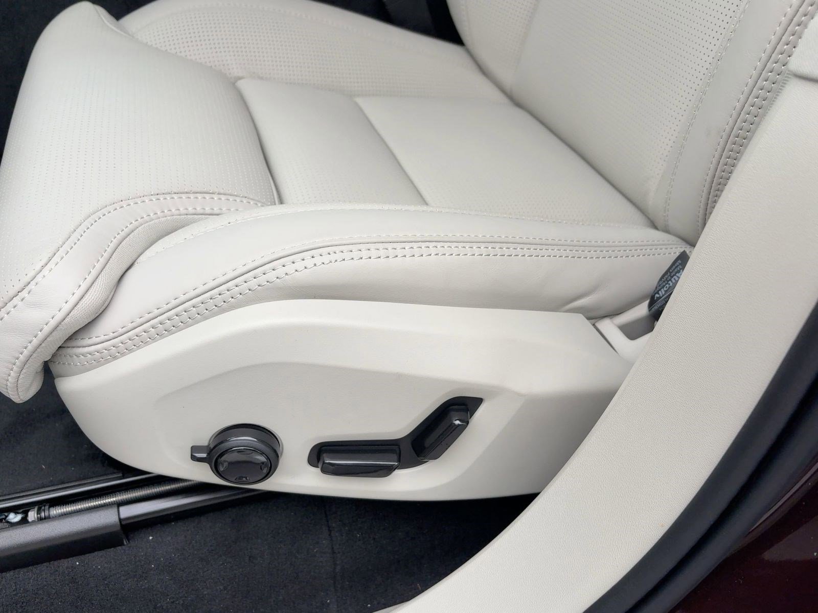 New 2026 Volvo XC90 B6 Ultra w/ Protection Package image 14