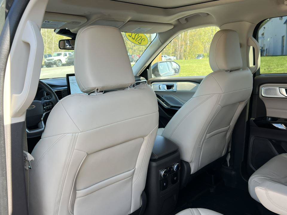Used 2022 Ford Explorer Platinum w/ Equipment Group 601A AWD/4WD image 39