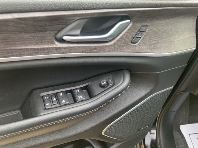 Used 2023 Jeep Grand Cherokee Limited image 10