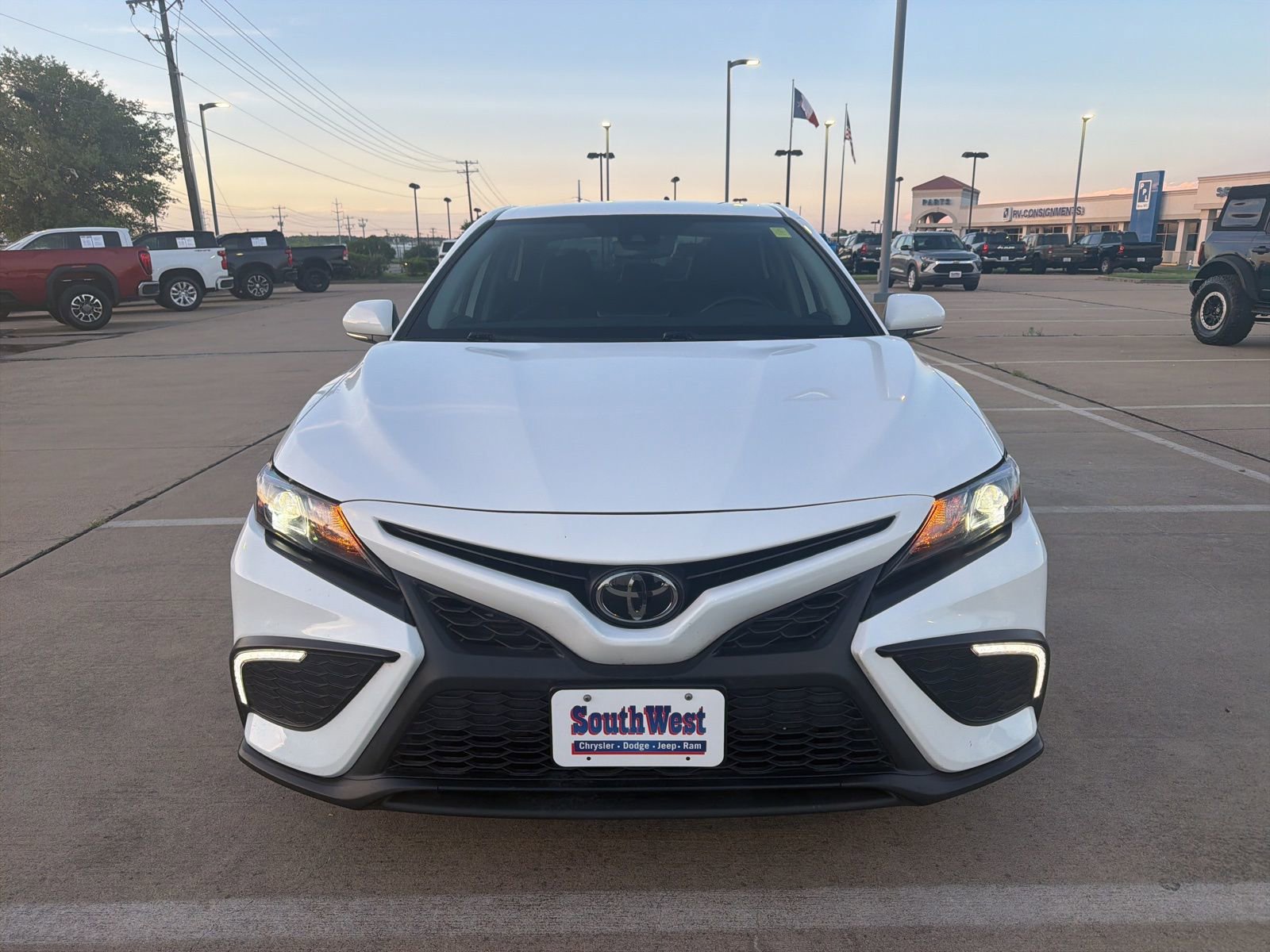 Used 2023 Toyota Camry SE FWD image 2