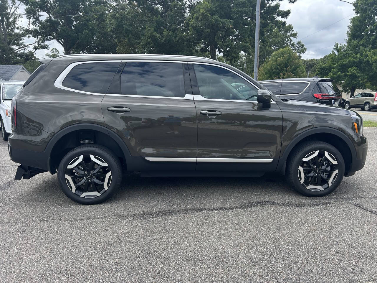 Used 2025 Kia Telluride EX w/ EX Captain's Chair Package FWD image 12