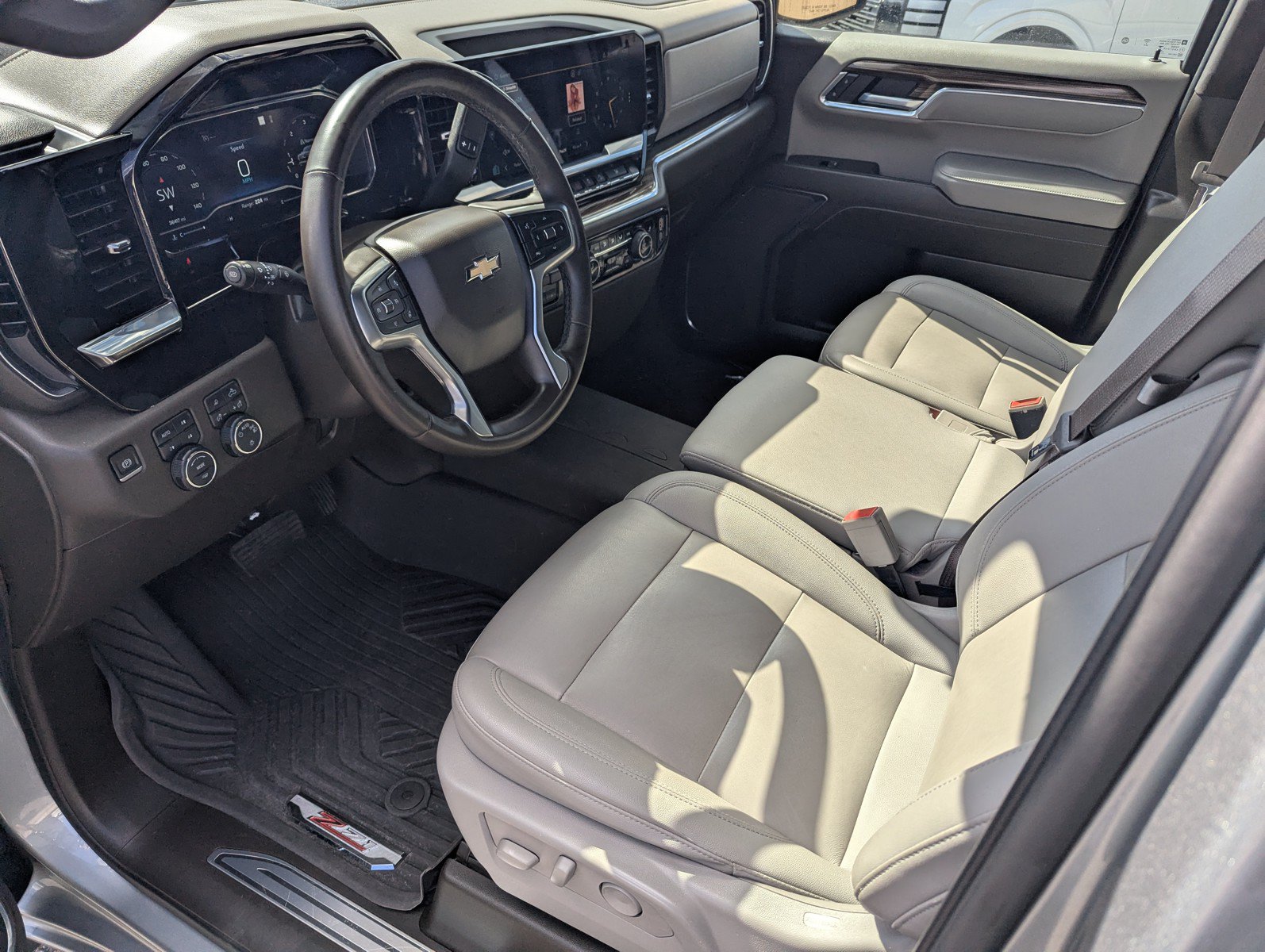 Used 2023 Chevrolet Silverado 1500 LT w/ Z71 Off-Road Package AWD/4WD image 10