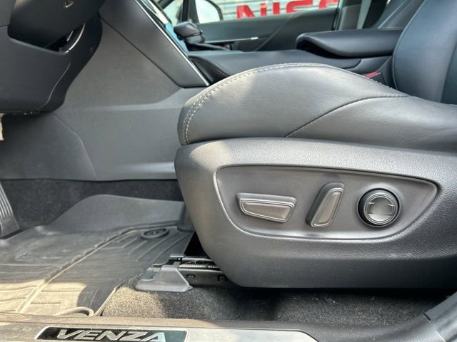 Used 2023 Toyota Venza XLE image 30