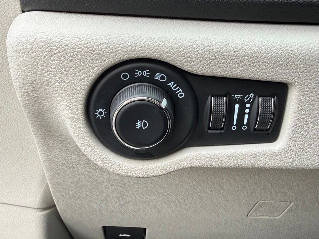 Used 2024 Chrysler Pacifica Touring-L FWD image 23