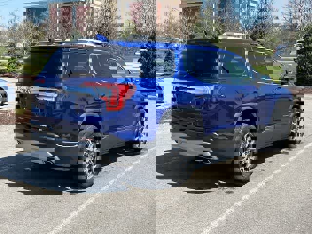 Used 2023 GMC Acadia SLE w/ Driver Convenience Package image 24