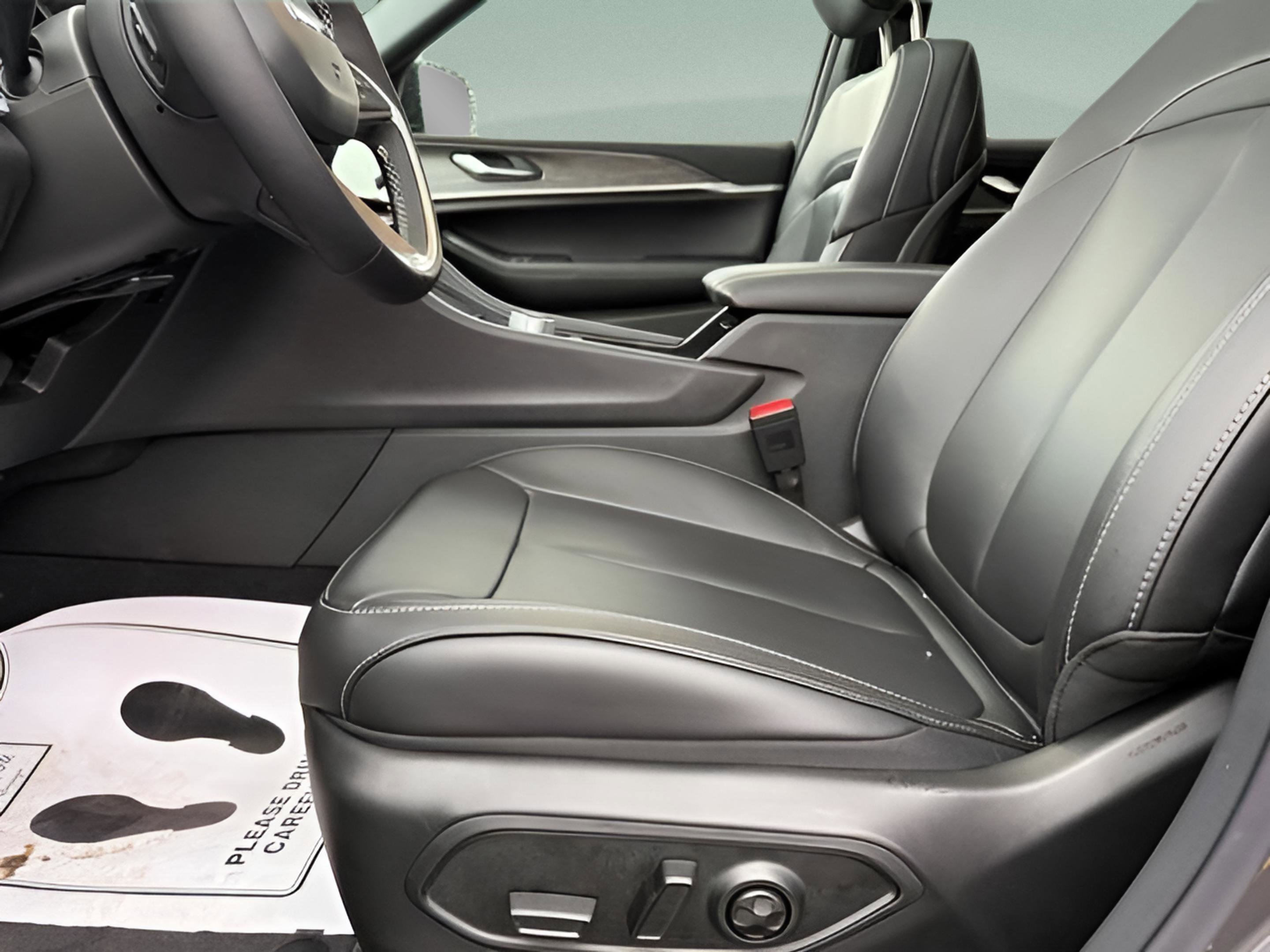 New 2026 Jeep Grand Cherokee Limited image 17