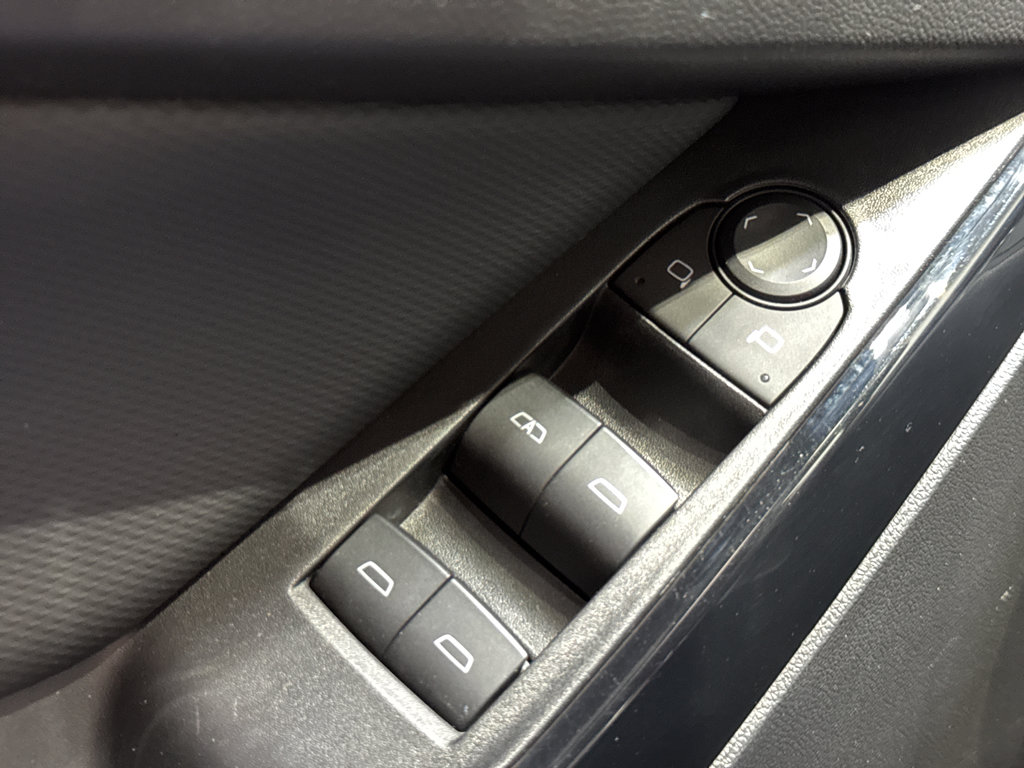 Used 2025 Chevrolet Equinox LT w/ Convenience Package II image 35