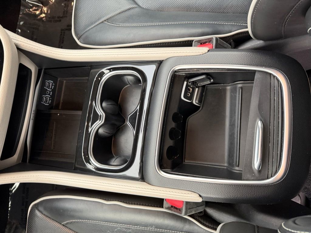 Used 2023 Chrysler Pacifica Limited image 25