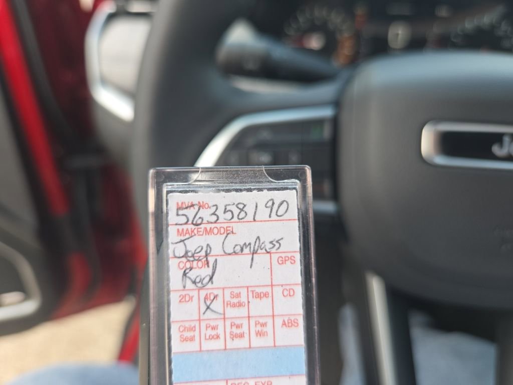 Used 2025 Jeep Compass Latitude w/ Sun & Sound Group image 4