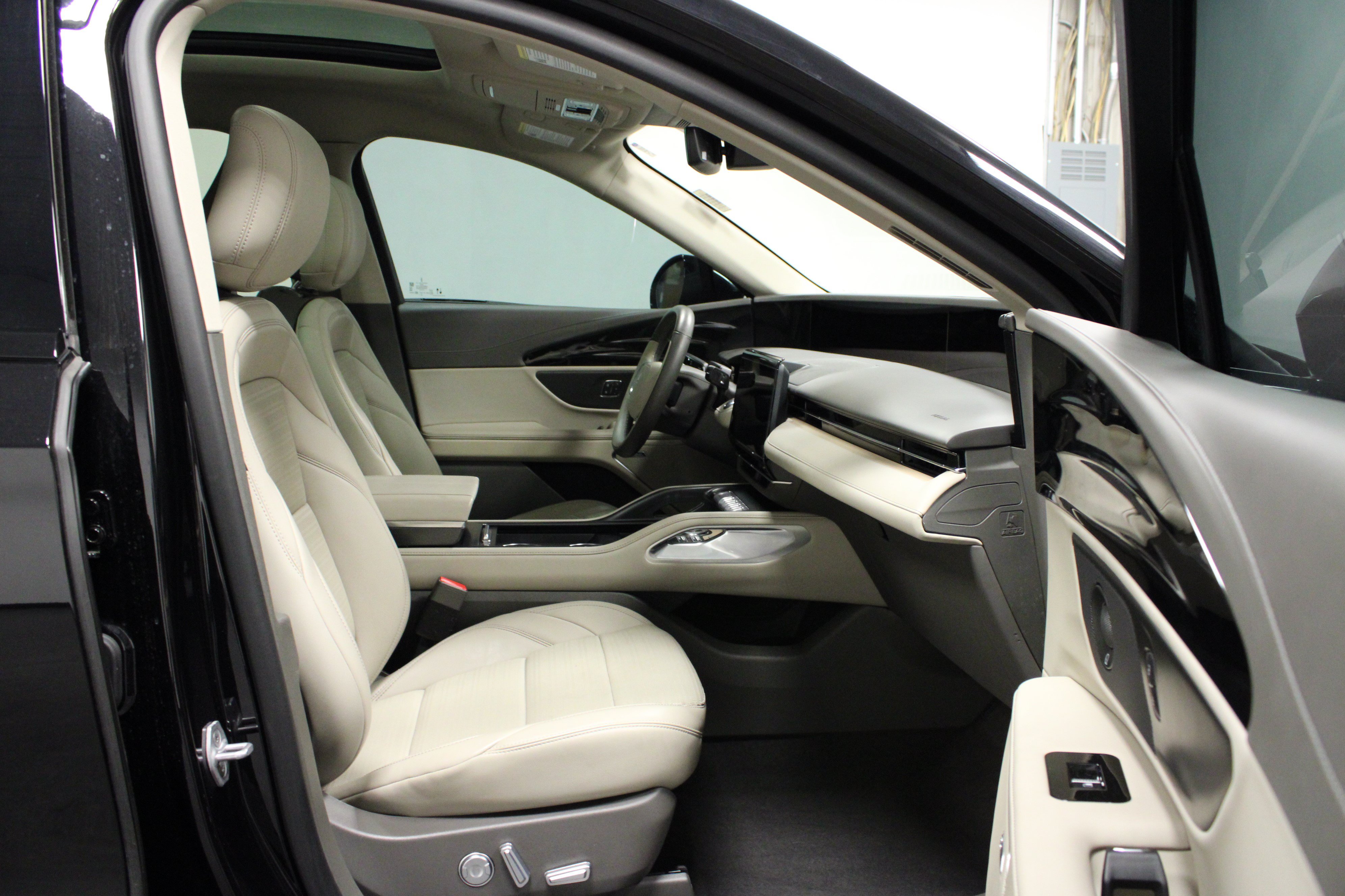 Used 2025 Lincoln Nautilus Reserve w/ Jet Appearance Package AWD/4WD image 16