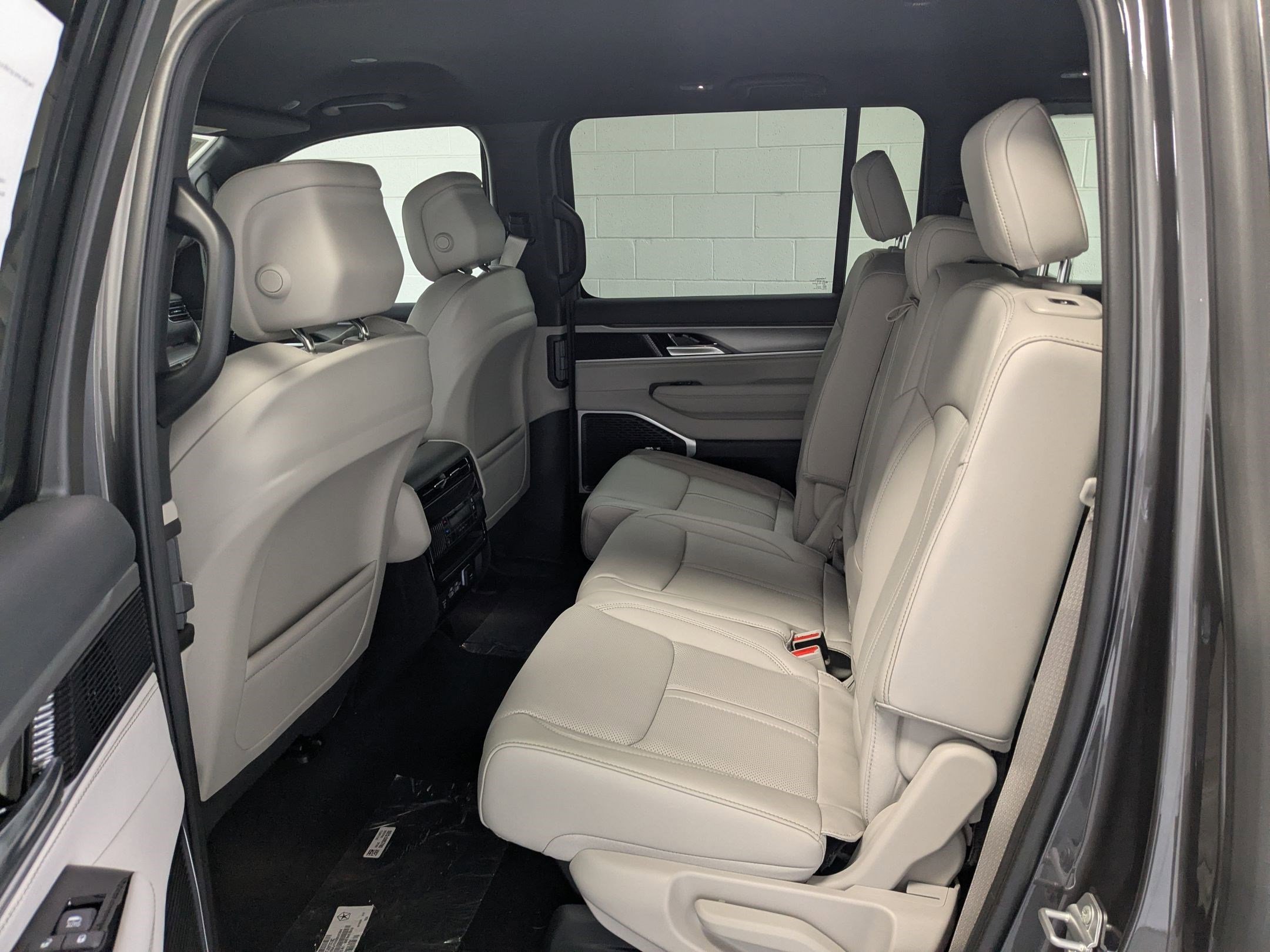 New 2025 Jeep Wagoneer Series II w/ 8-Passenger Seating Package image 17